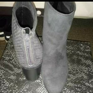 Boots size 9